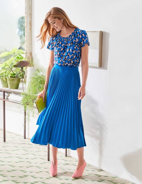 my-tight-little-skirt: Love that blue, but the shoes are meh.