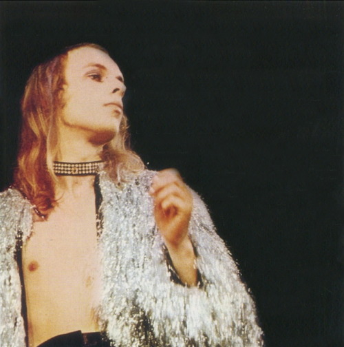 moredarkthanshark:Brian Eno live with Roxy Music, 1973