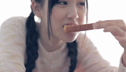osr48:  Hhmm, yummy..I mean Hoshino Minami, not the cake..
