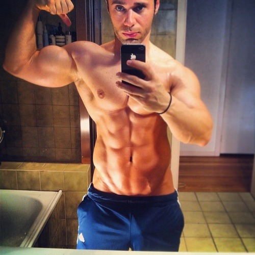 aworldofmenz:  freeballingla:  Amazing bod! I’m sure you all will jerk to this!!
