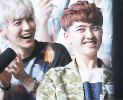 luhanahs:  luhan and kyungsoo laughing at baekhyun’s famous light dance 