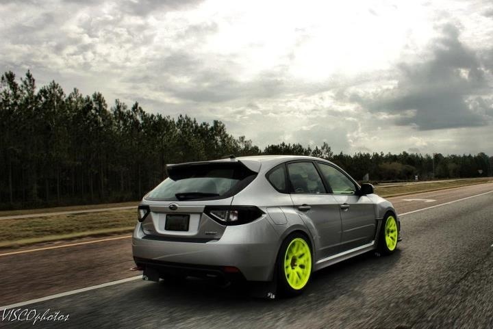 flatfourlove:  Colored wheels, a guilty pleasure.