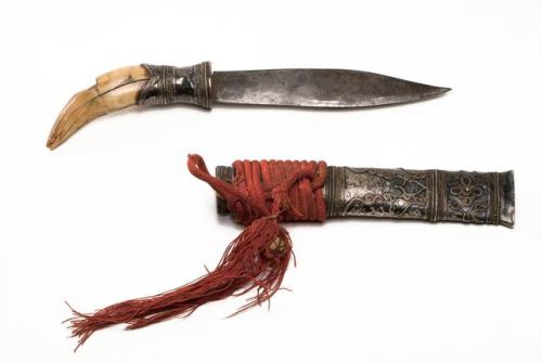 peashooter85: Dha-hmyuang with ivory grip, Thailand or Myanmar, 19th century.from The Macao Museum o