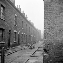 furtho:  John Gay’s Playing In The Street, Greater London, early 1960s (via English Heritage) 