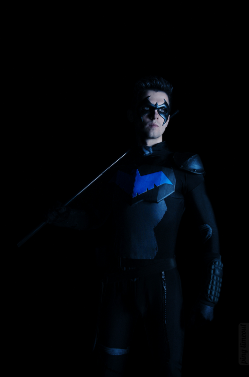 kaciart:  christopherjonesart:  cosplayblog:  Nightwing from Young Justice  Cosplayer: Grayson Fin [TM | DA | TW | VK]  Photographer: Ping Timeout [TM | DA | TW | FL]    FABULOUS Nightwing Cosplay!!!!  HRNNNGGGGGGG 