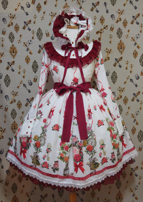lief-lolita:The roses for the Queen of hearts series coordinate with Grace lace series!