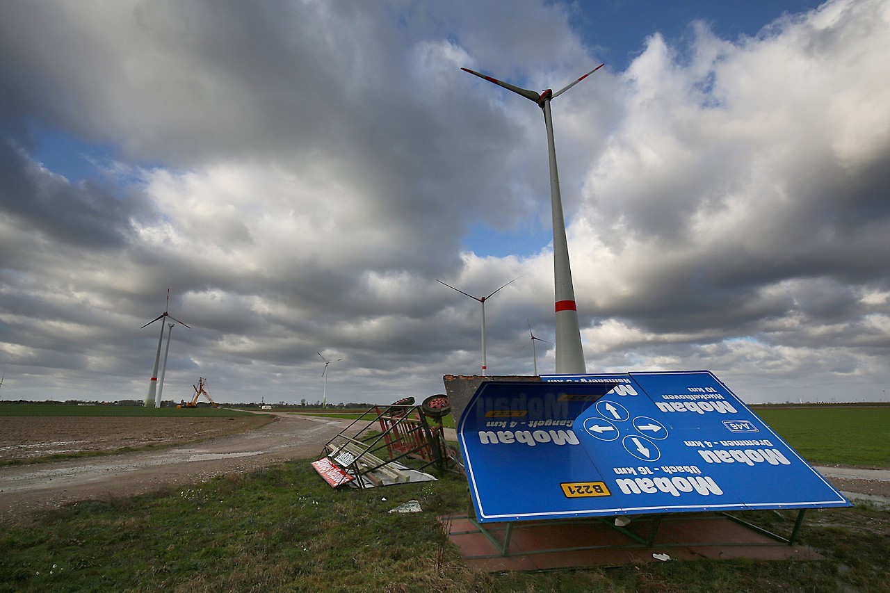 FUERTE TEMPORAL EN ALEMANIA. Una persona murió y varias resultaron heridas en el oeste de Alemania por la caída de árboles y ramas derribados por los vientos del temporal Friederike, que azota el país y ha obligado a paralizar el tráfico ferroviario...