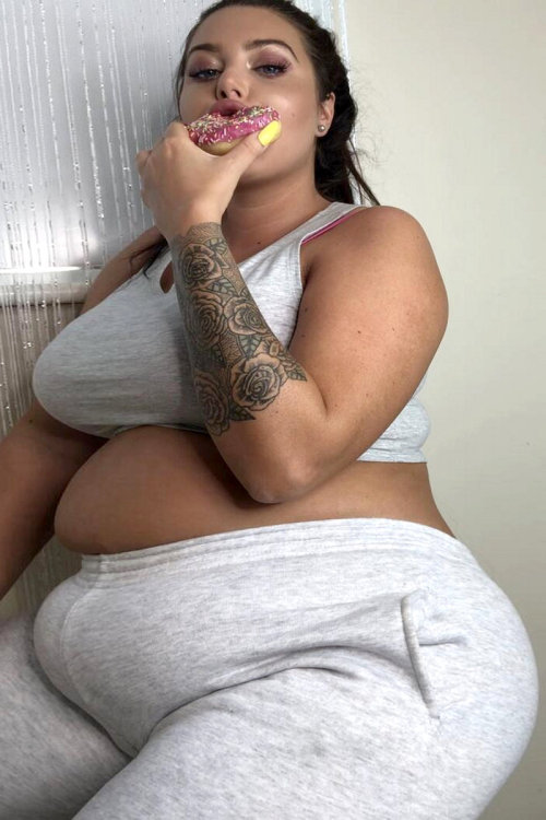 neptitudeplus:Goddess Shar knows breakfast is over when her upper belly, her lower belly, and her el