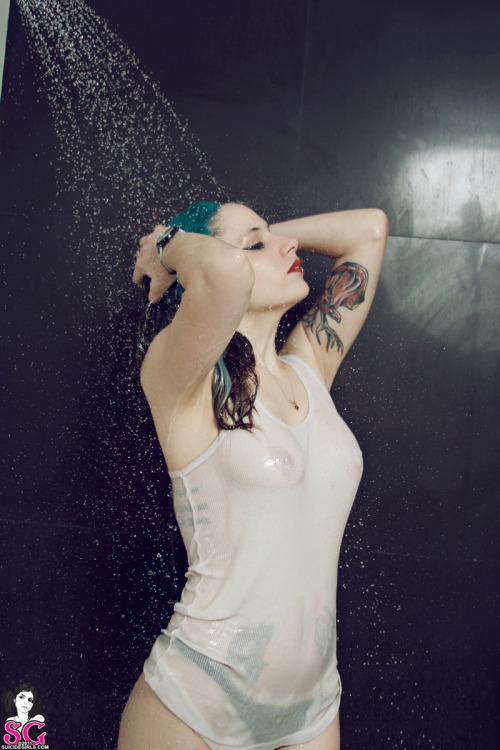 chilenas-suicidas:  Especial de Emanuelle Suicide pedido por Kaz. Aclarenme una duda, es chilena o no?