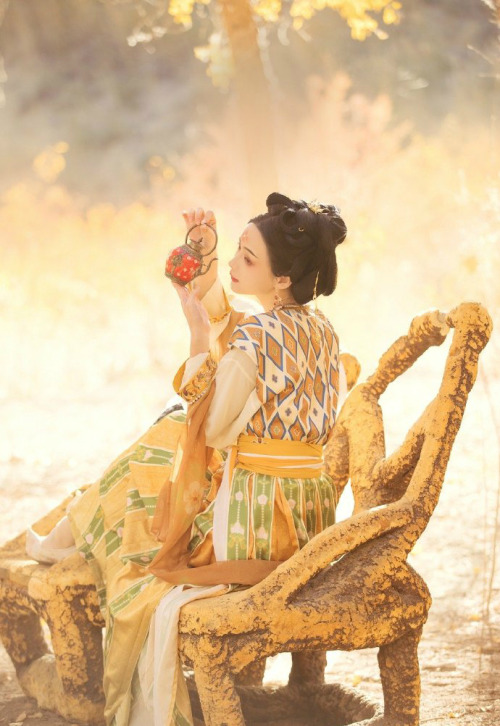 hanfugallery:chinese hanfu by 鸾缕芳泽photo by 合羽白