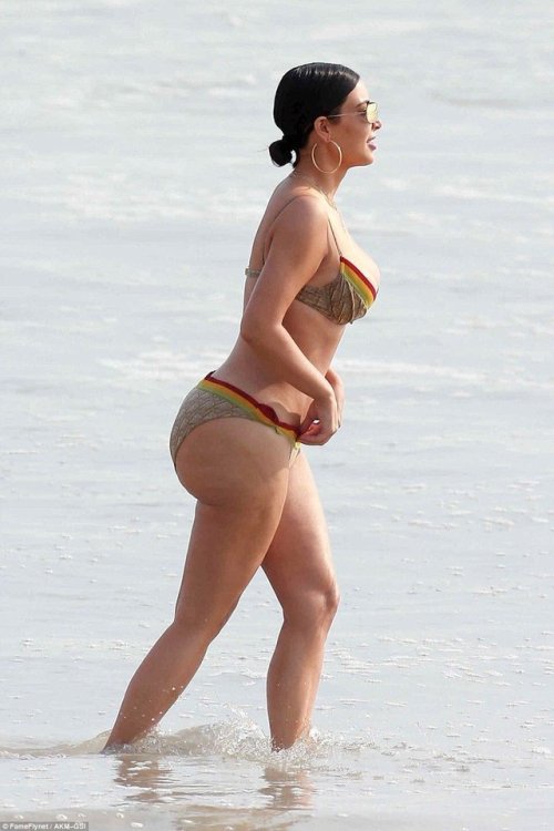 Porn kuwkimye:  Kim on the beach in Mexico - April photos