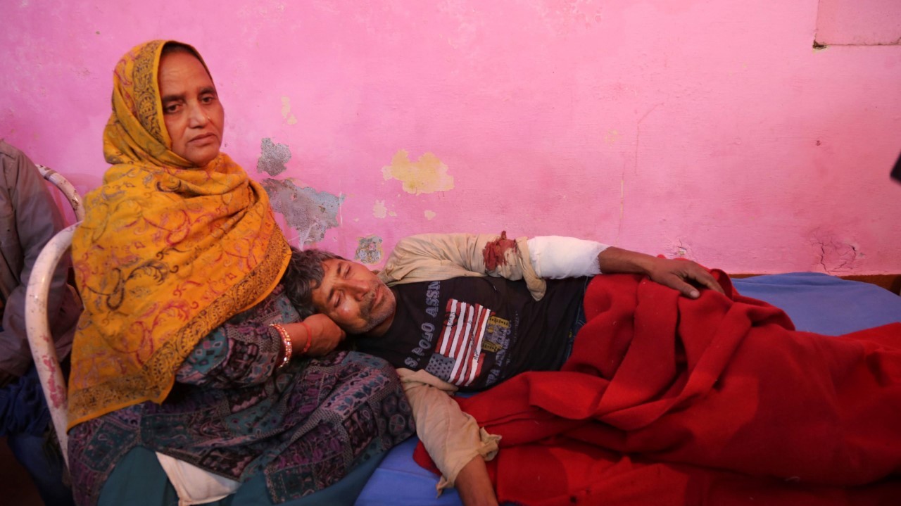 FRONTERA INDIA. Los aldeanos indios corren junto con su ganado para llegar a un lugar más seguro durante los bombardeos desde el lado pakistaní de la disputada frontera de Cachemira. Tres civiles, entre ellos un niño y un soldado fueron asesinados,...