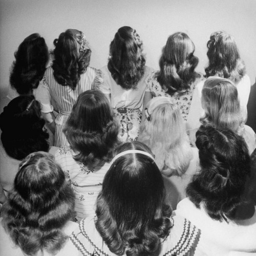 getwiththe40s: Nice waves… #1940s#1940shairstyle#vintagehairstyle#WWII by dixie_fried 