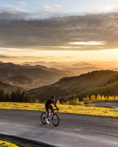 apisonadora60:Life’s a climb. But the view is great ‍♂️  @pedaloff_uk via @otxabi