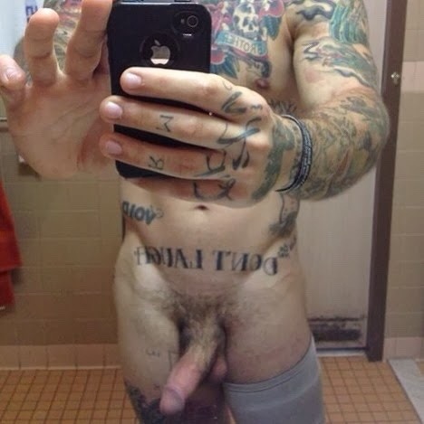 bearsnkitties:  fuckyoustevepena:  He’s NAKED! Check out Alex Minsky. He’s a