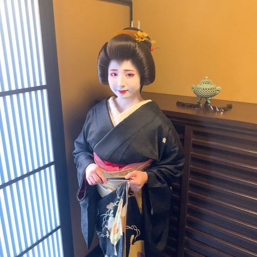 Geiko Umehina’s ensemble for her erikae(SOURCE)