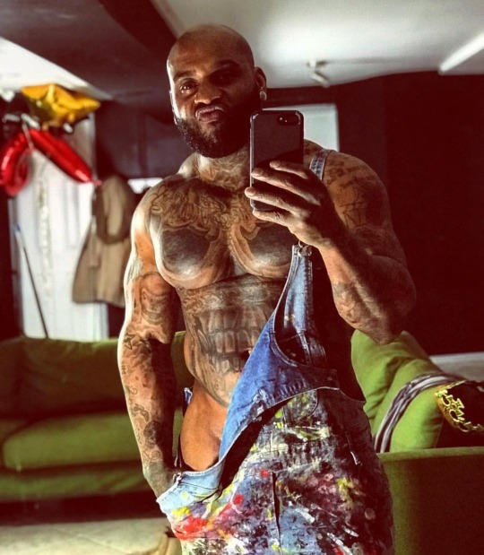 plutoworldsblog:  I wonder what his nudes look like 🤔🤔