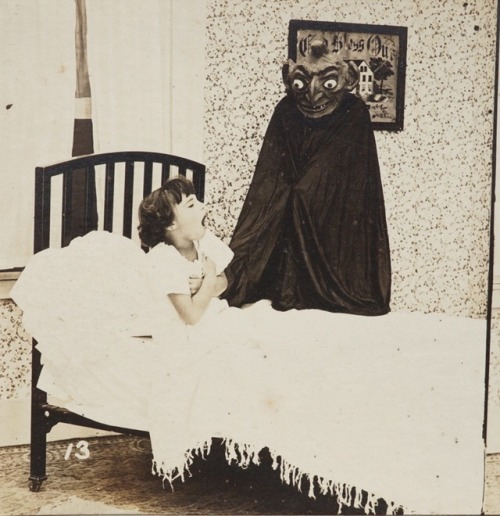 talesfromweirdland:Stereoscopic photographs from 1923, depicting a child abduction by ghouls.