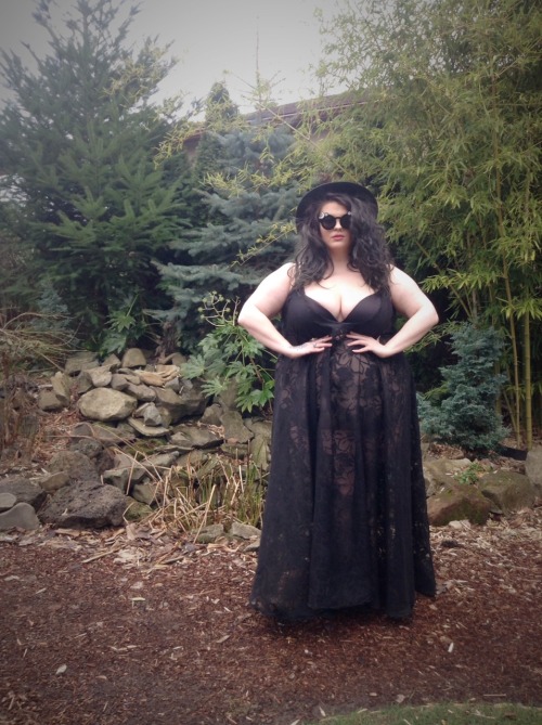 margotmeanie:  sexyman25:  margotmeanie:  🌙 practical magic ✨  Models & photographers:@katanafatale & @margotmeanie  Magical things happen in Portland  Katana’s dress by @zelieforshe, sunglasses by @witchworldwide Margot’s kimono &