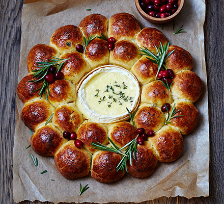 moonandtrees: Festive filled brioche centrepiece with baked Camembert