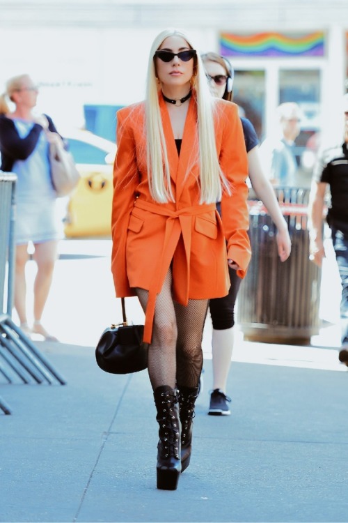 [PHOTO]— Lady Gaga was seen arriving at the SoulCycle office in New York, USA | June 25th, 201