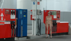 herr-arnold:  naked at the petrol station,