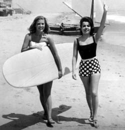 Meredith MacRae and Annette Funicello / BIKINI BEACH (1964)