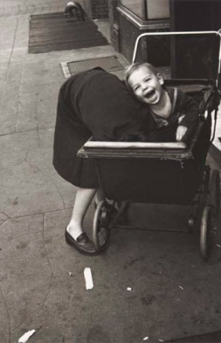 kvetchlandia:Helen Levitt      New York City     1940