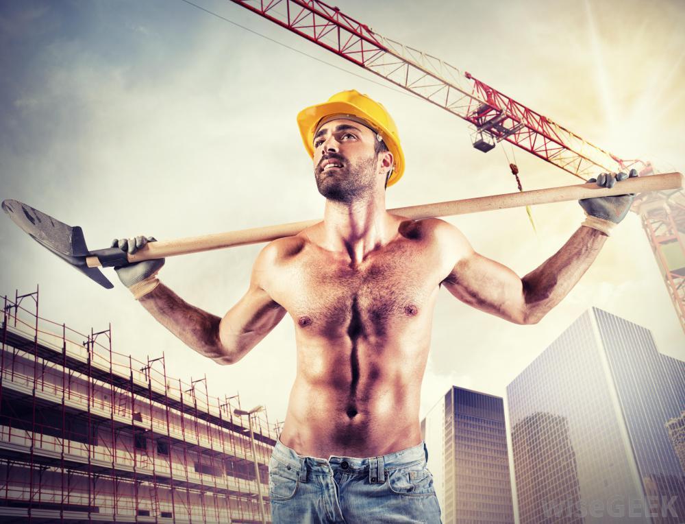 Lickable.(via construction-worker-in-yellow-hard-hat-shirtless.jpg (1000×764)) 