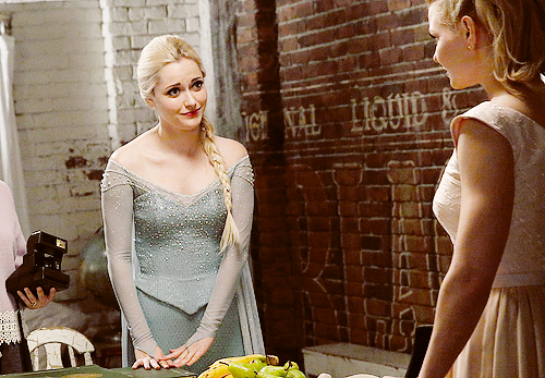 swanspirate:  #omg my bff is going on a date with my other bff #don’t cry elsa