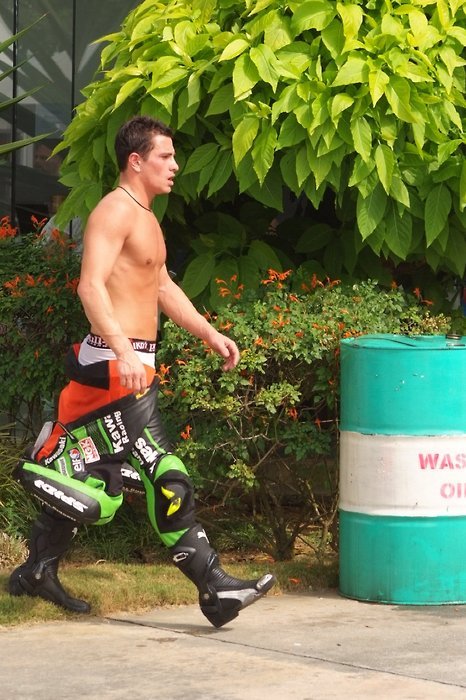 marinebuzz:  Where you runnin’ to boy?  To meet his Owner, he must be worried about being late