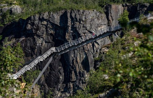 Puente construido sobre Vøringsfossen, la cascada más famosa de Noruega.