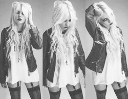 rock-horrors:  taylor momsen black and white