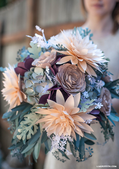 Amazing paper bouquet by Lia Griffith. Find out how she did it at liagriffith.com/diy-ru