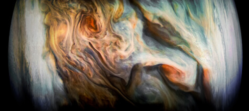 wonders-of-the-cosmos:Juno in Jupiter (the images that appear the juno probe is just an illustration