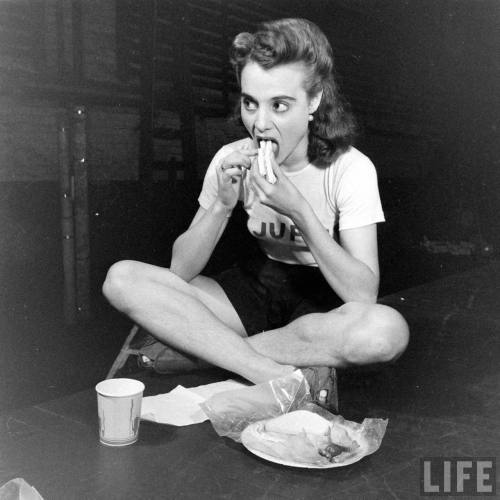Jupiter fangirl following the Juno coverage(Wallace Kirkland. 1942)