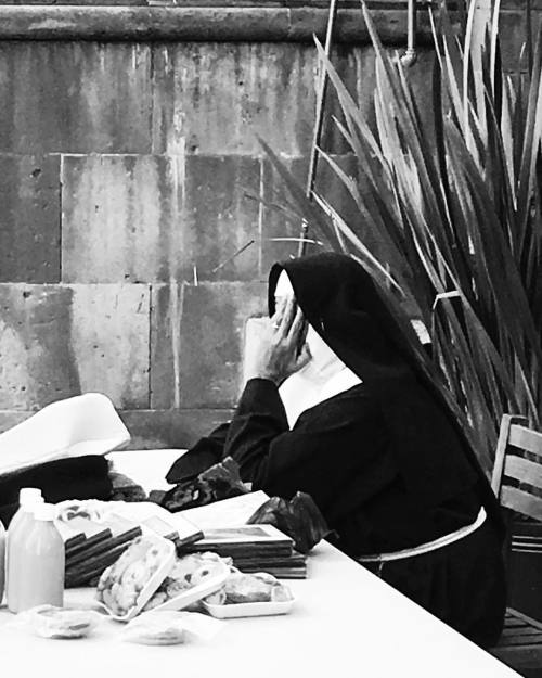 Monja vendiendo#queretarotravel #monja #monjas #iloveqro #instaqro #queretarotravel #gentebuena #g