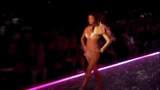 vsfs-gifs:  Jeísa Chiminazzo walking in the Coquettish Fetish segment at the vsfs 2006