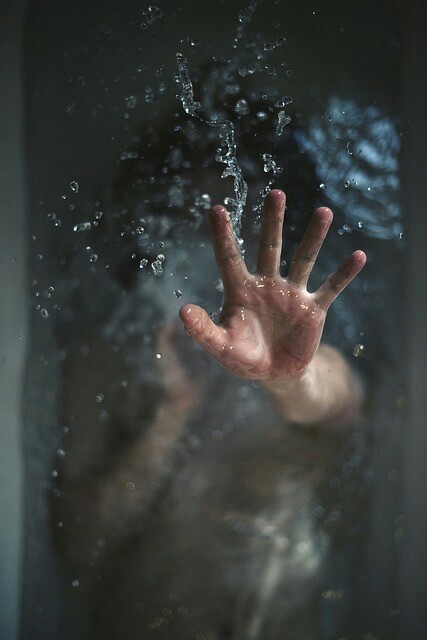 sternenstaub-dealer:  Help me, I’m drowning unter We Heart It.