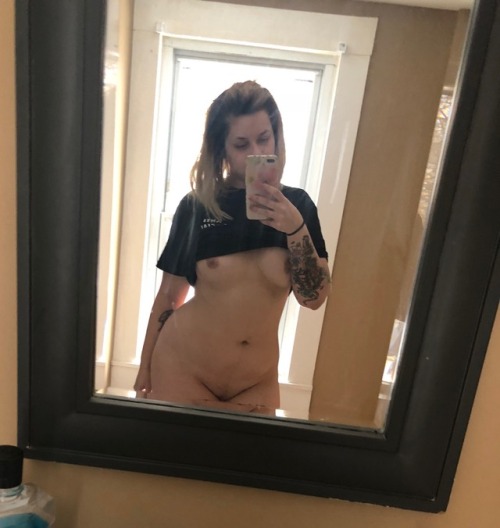 daddyslittle-angelal:  If you reblog this, I’ll message you a picture of my little pussy 😇😘