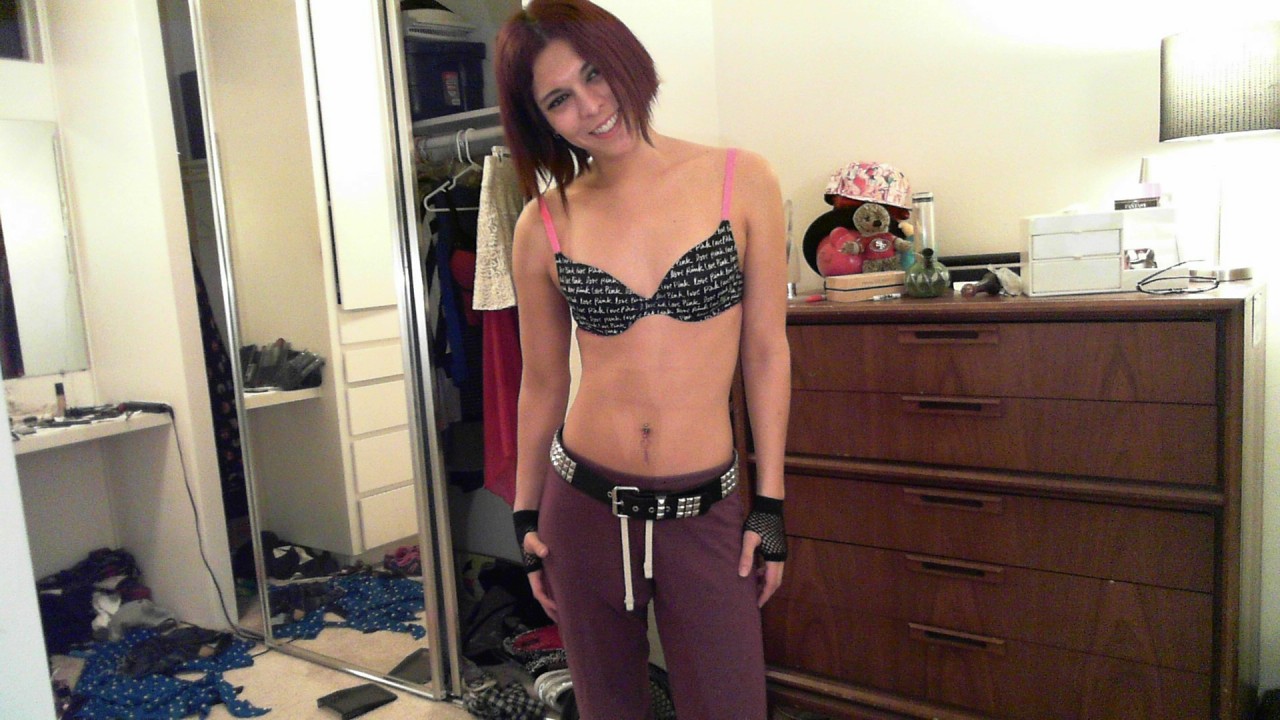 kendradesires:  I love how all I did was put these sweat pants on just so my naked