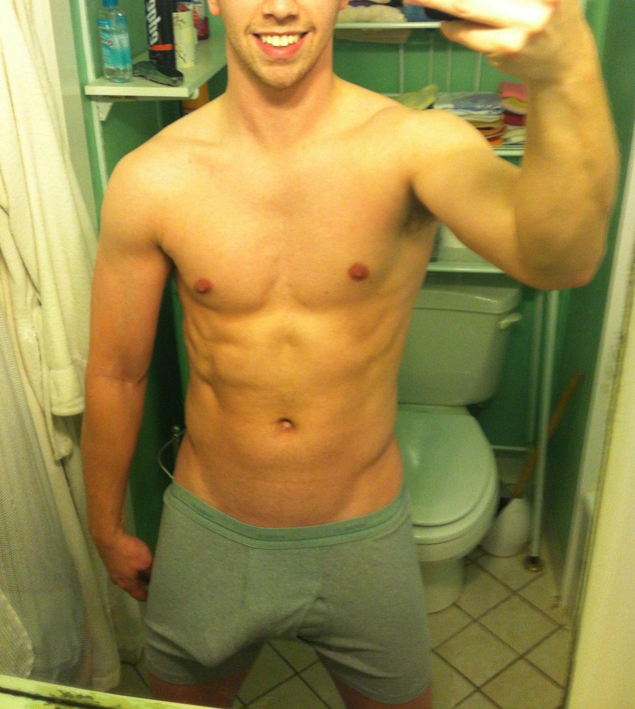 dante-dfw:  texasfratboy:  i’d smile too with a yummy bulge like that! hot!   -