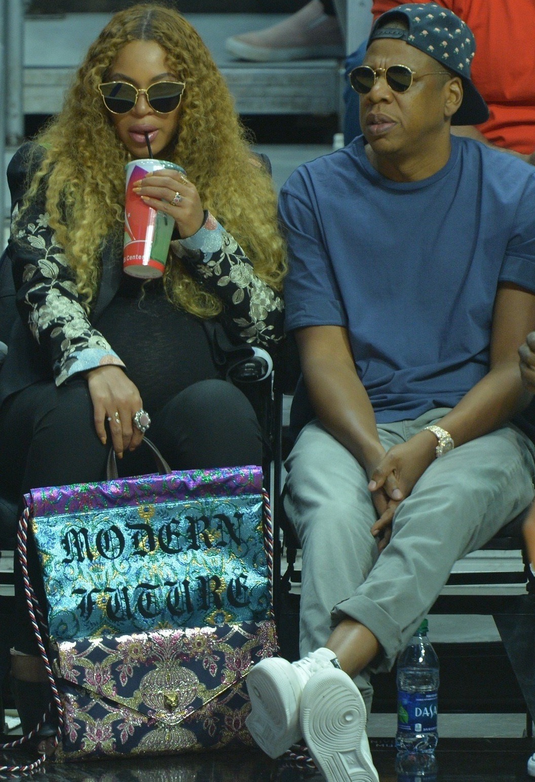 girlsluvbeyonce:  Beyoncé &amp; Jay Z at the Los Angeles Clippers VS Utah Jazz