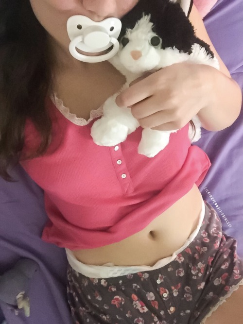 teenyaurora: lilkinkycookie-princess: Meet my new kitty, Oreo Gifted to me by a lovely follower!  pl