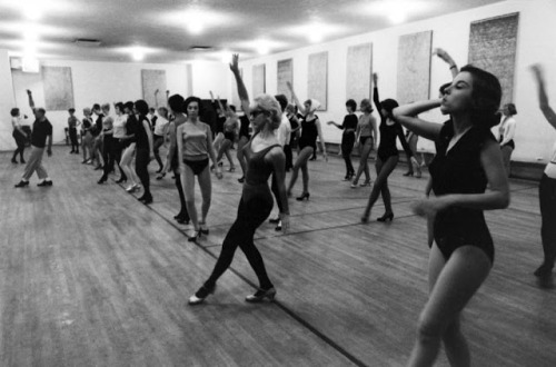 bobbycaputo:  Working as a Rockette: Rare and Amazing Behind the Scenes Photos Capture Everyday Life of Famous Dancers in 1964