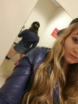 whitneywisconsin:  Riding dildo in a dressing room. Xd