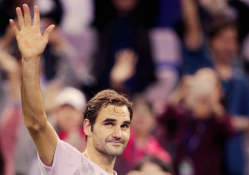 Roger Federer defeats Juan Martin del Potro 3-6 6-3 6-3 in the semifinals of the Shanghai Rolex Mast