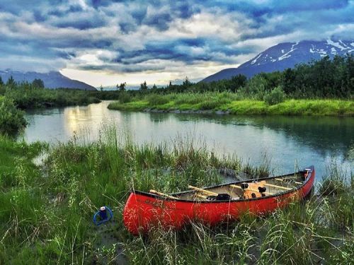 What a perfect spot to pull over…. tag someone you’d share your canoe with! @lenasteven