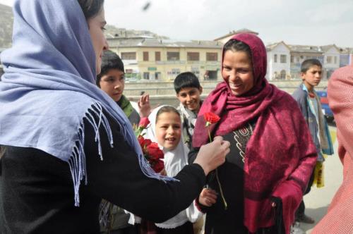 afghanistaninphotos:1000 flowers were distributed around Kabul to celebrate Women’s Day.8th March 20