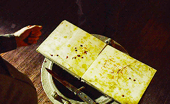 my-thoughts-of-flight:  Sleepy Hollow 1.04  look at those dainty lady fingers holding